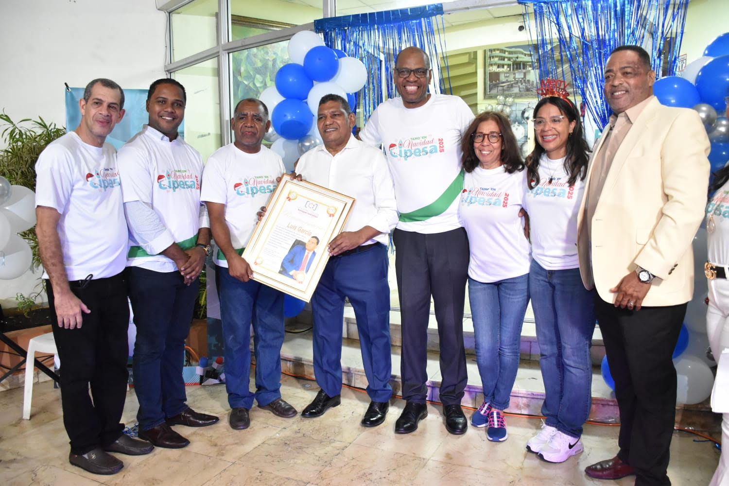 Fotoperiodistas reconocen al comunicador Luis García imagen