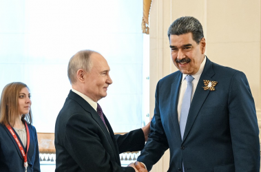 Putin expresa apoyo a Maduro ante creciente presión externa