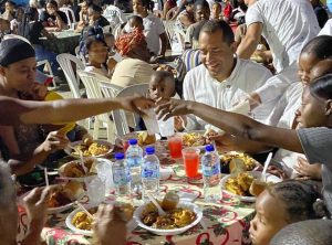 Dirigente Oliver Santos ofrece cena navideña comunitarios SC Dirigente Oliver Santos ofrece cena navideña comunitarios SC