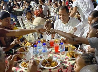 Dirigente Oliver Santos ofrece cena navideña comunitarios SC Dirigente Oliver Santos ofrece cena navideña comunitarios SC