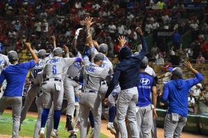 Licey, Gigantes y Toros obtienen triunfos en beisbol dominicano Licey, Gigantes y Toros obtienen triunfos en beisbol dominicano