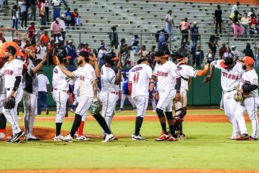 Toros dificultan clasificación al Licey; Aguilas y Gigantes ganan Toros dificultan clasificación al Licey; Aguilas y Gigantes ganan