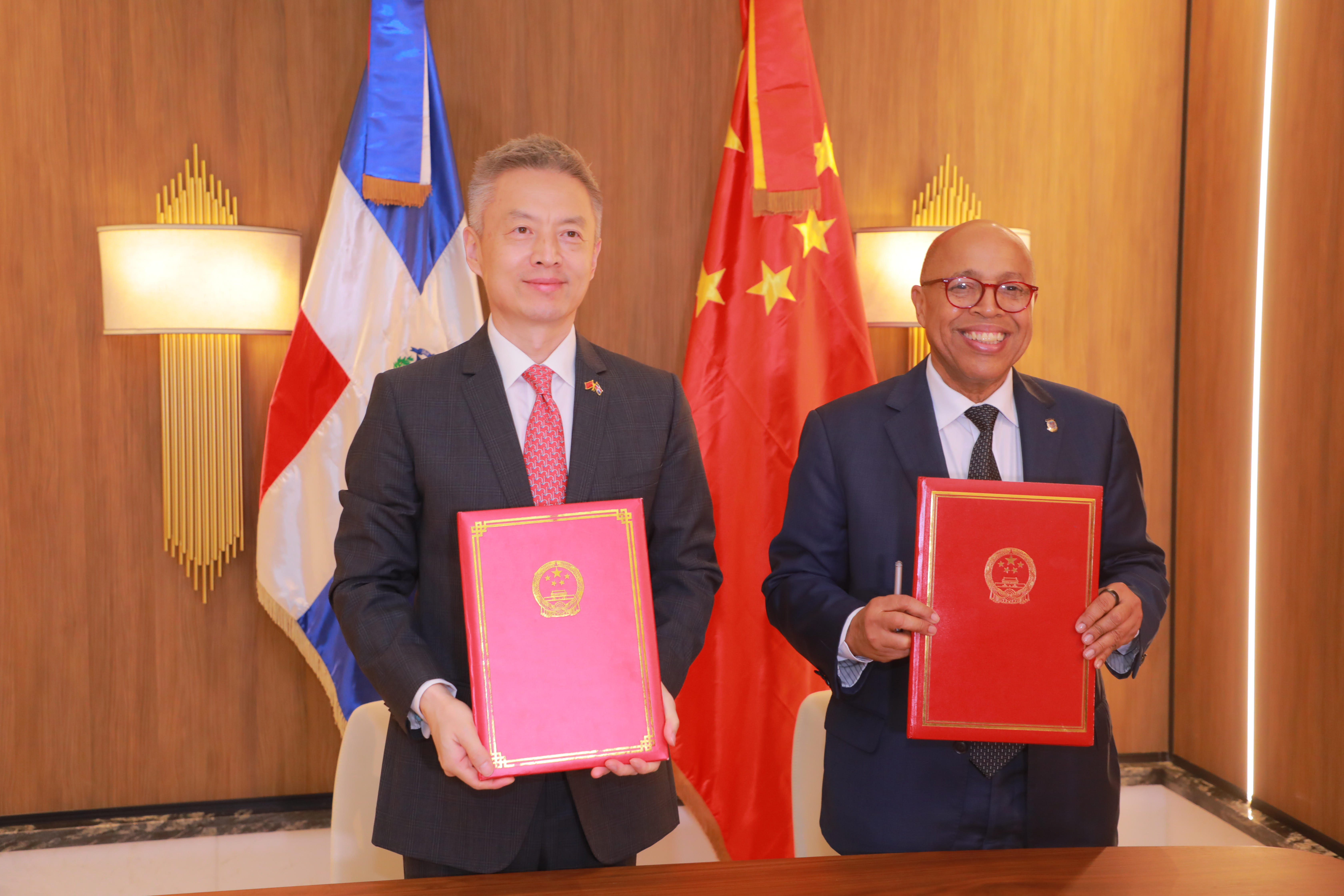 China dona equipos a la Cámara de Diputados de R. Dominicana imagen