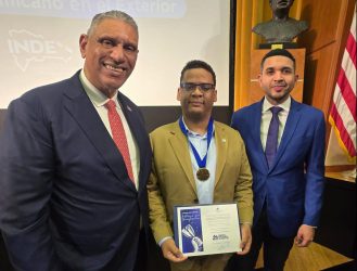 Presidencia de RD reconoce al matemático Juan Luis Vargas Presidencia de RD reconoce al matemático Juan Luis Vargas