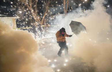 Jueza prohíbe al ICE usar gases y detener en Minnesota (EEUU)