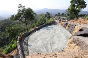 Ingeniería vial de altos vuelos en montañas San Cristóbal