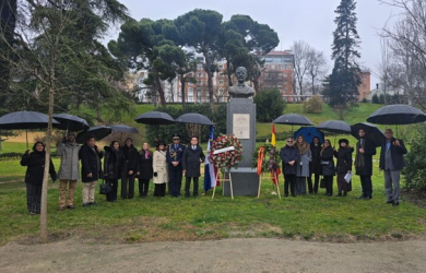 MADRID: Dominicanos honran a Duarte con ofrenda floral MADRID: Dominicanos honran a Duarte con ofrenda floral