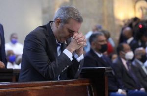 Abinader a la Virgen: “Que su manto nos cubra con fe y paz”