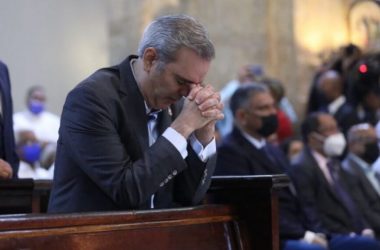 Abinader a la Virgen: “Que su manto nos cubra con fe y paz”