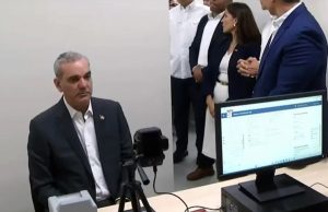 Abinader realiza proceso para obtener pasaporte electrónico
