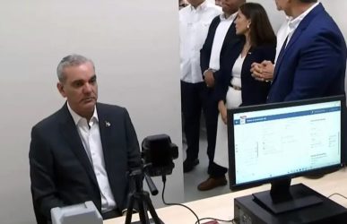 Abinader realiza proceso para obtener pasaporte electrónico Abinader realiza proceso para obtener pasaporte electrónico