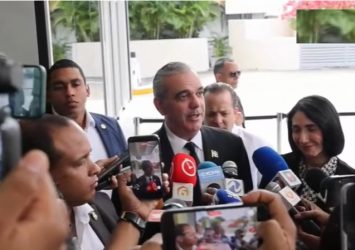 El presidente Abinader acude al velatorio Ramón Alburquerque El presidente Abinader acude al velatorio Ramón Alburquerque