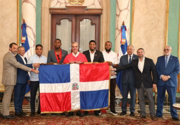 Presidente entrega la bandera dominicana a Leones Escogido
