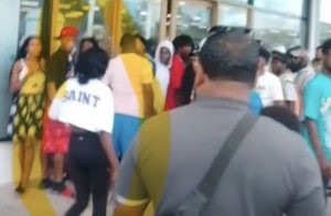 Haitiana desarma vigilante y mata tres en tienda de Verón