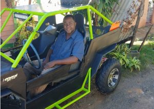 Con materiales reciclables, joven construye cuatrimoto