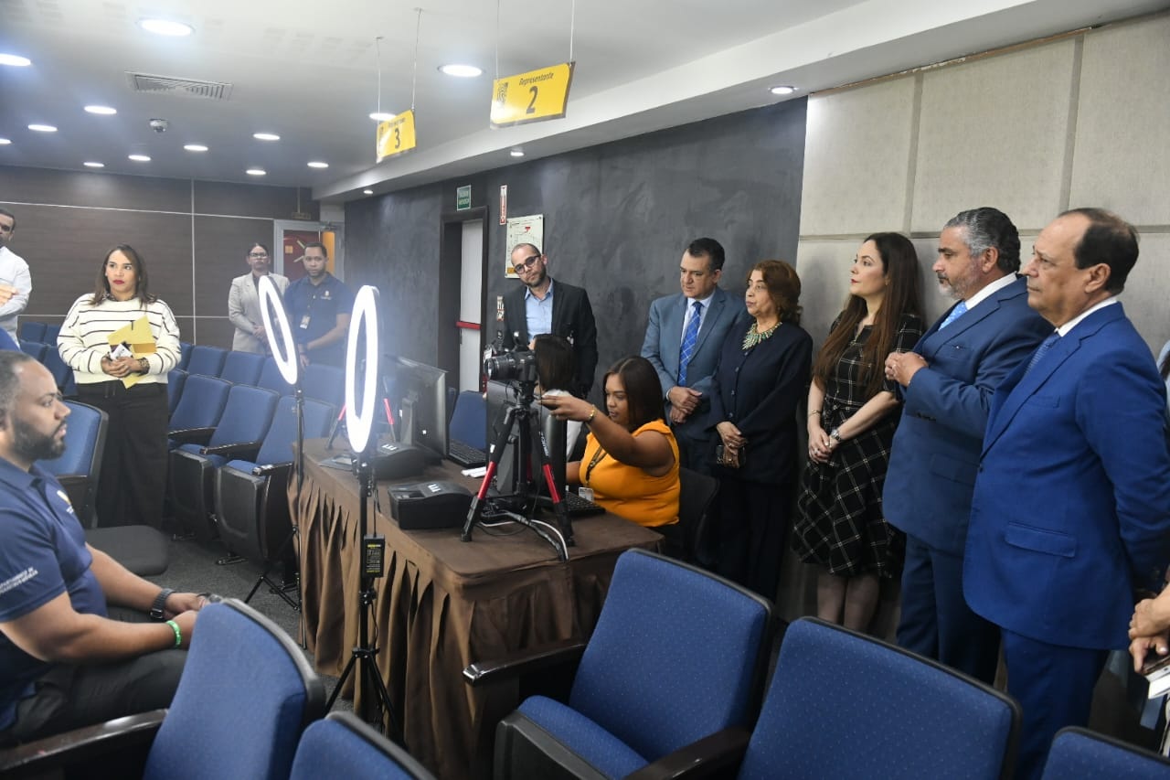 Luis Abinader y Primera Dama reciben las primeras cédulas Luis Abinader y Primera Dama reciben las primeras cédulas