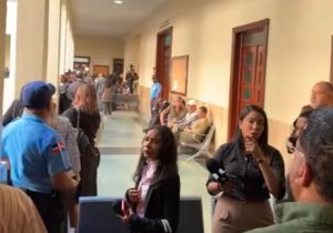 Juez oye a querellantes y aplaza audiencia Jet Set al 1 de mayo