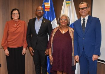 Juramentan representantes del Colegio Médico ante el CNSS