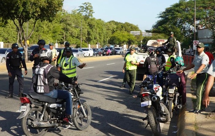 Detienen decenas motociclistas SD por cruzar semáforos en rojo