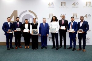 BCRD entrega premios de su concurso anual de economía