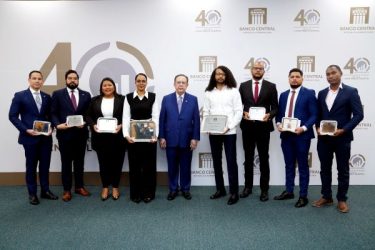 BCRD entrega premios de su concurso anual de economía