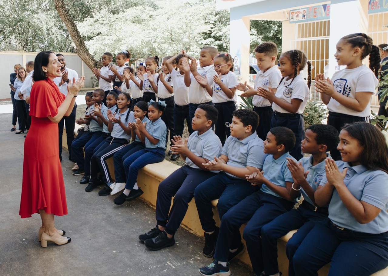 La Primera Dama imparte clase de Moral y Ética en barrio de SD imagen