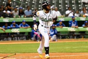 Estrellas firman al jardinero Raimel Tapia por dos años