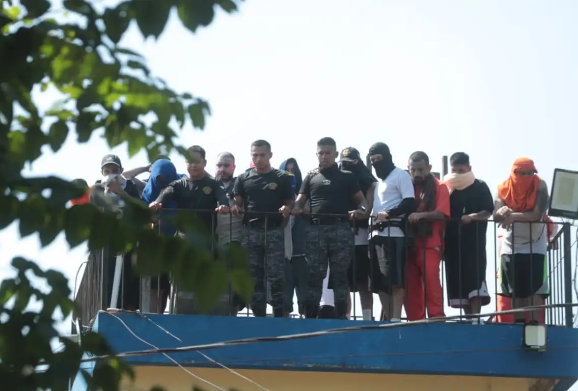 GUATEMALA: Se amotinan en tres cárceles; toman 46 rehenes