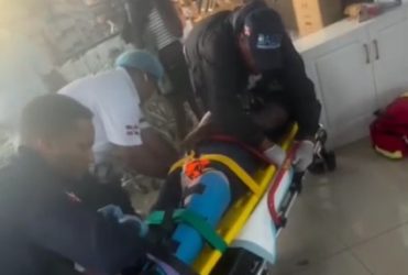 Haitiana desarma vigilante y hiere tres en tienda de Verón