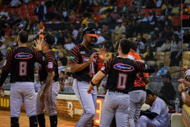 Toros aplastan 17-1 a Aguilas; Leones blanquean a los Gigantes Toros aplastan 17-1 a Aguilas; Leones blanquean a los Gigantes