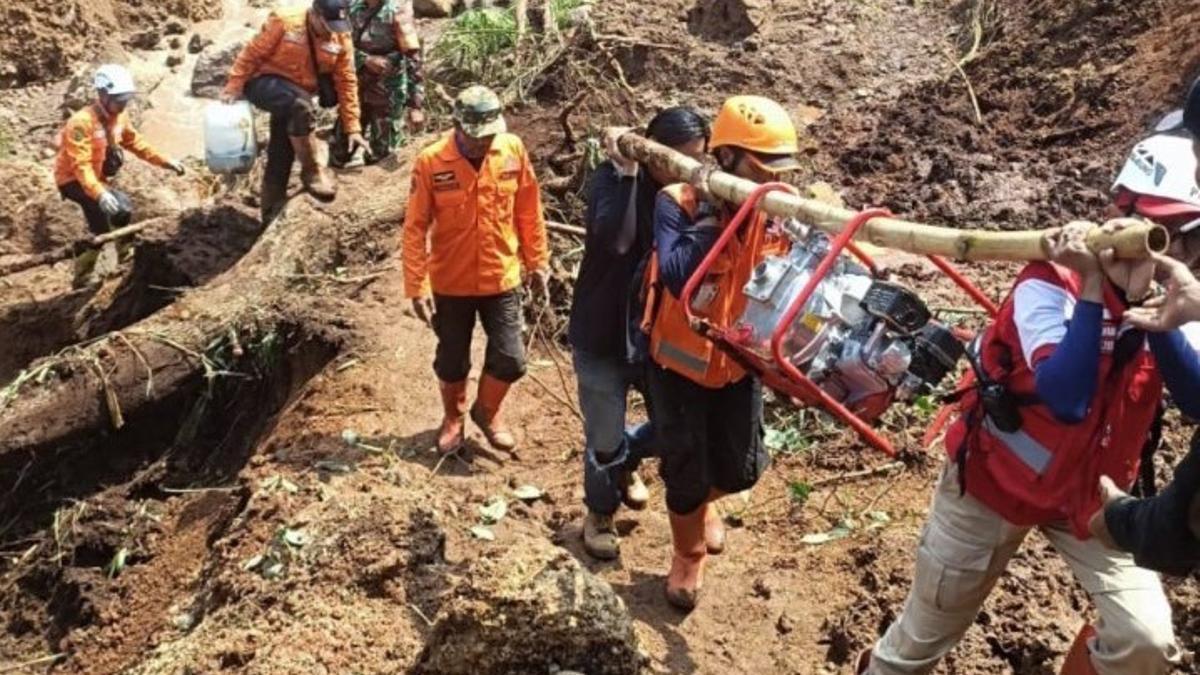 INDONESIA: Aumentan a 70 los muertos por avalancha de tierra imagen