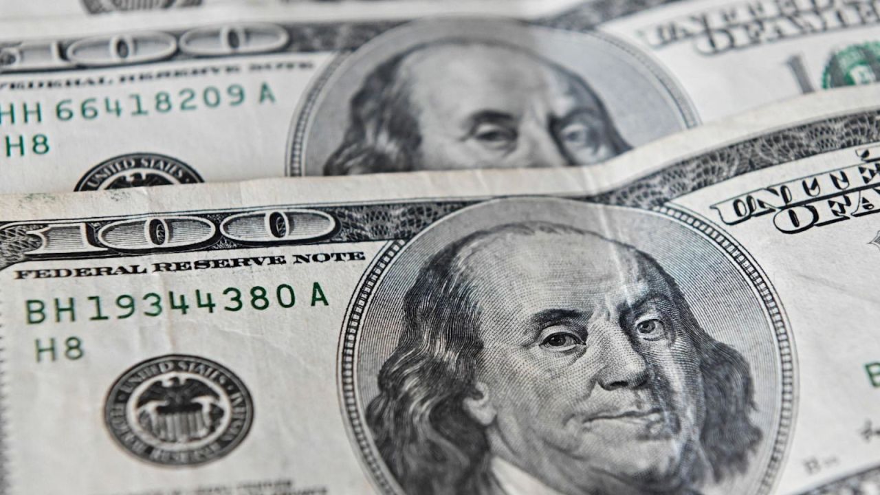 El dólar era vendido este lunes a RD$63.91 y el euro a RD$76.44