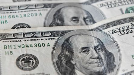 El dólar bajó 15 centavos; este viernes era vendido a RD$63.68