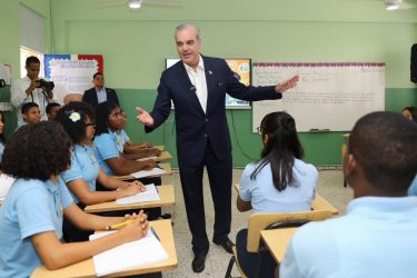 Abinader da seguimiento a la docencia Educación Moral y Cívica