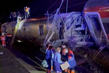 ESPAÑA: Al menos 21 muertos accidente trenes alta velocidad