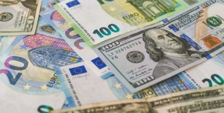 Dólar sigue bajando; se vendía a RD$63.43; el euro a RD$75.82