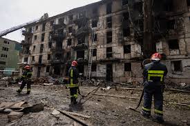 Dos muertos deja ataque de Rusia a ciudad natal Zelenski