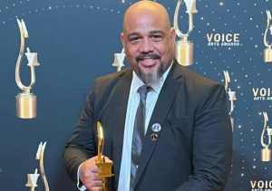 EU: Locutor dominicano gana dos estatuillas en premio SOVAS