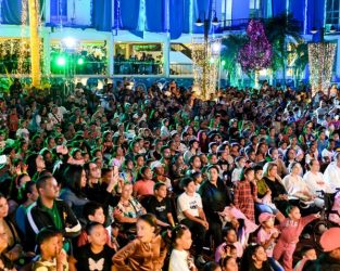 Miles de personas visitaron el recorrido navideño de Santiago Miles de personas visitaron el recorrido navideño de Santiago