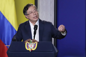 Petro amenaza volver a tomar armas para defender a Colombia