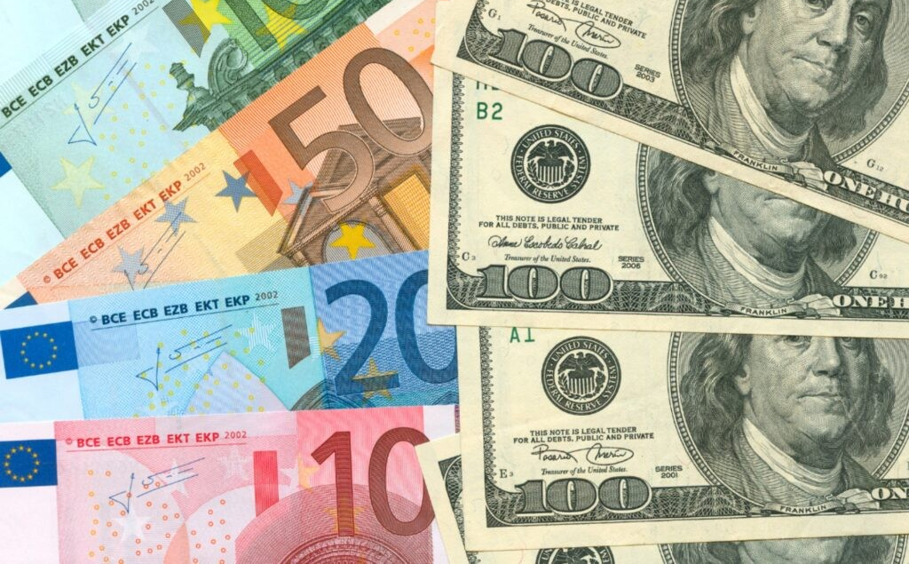 Dólar bajó 58 cts y el euro 12; eran vendidos $61.97 y $76.37 Dólar bajó 58 cts y el euro 12; eran vendidos $61.97 y $76.37