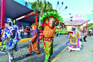 Cientos asisten al Desfile del Carnaval del Distrito Nacional