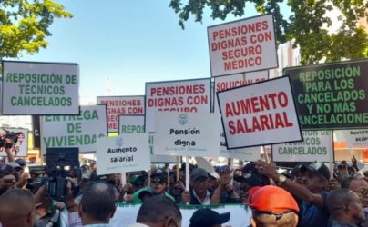 Agrónomos marchan al Palacio en demanda aumento salarial