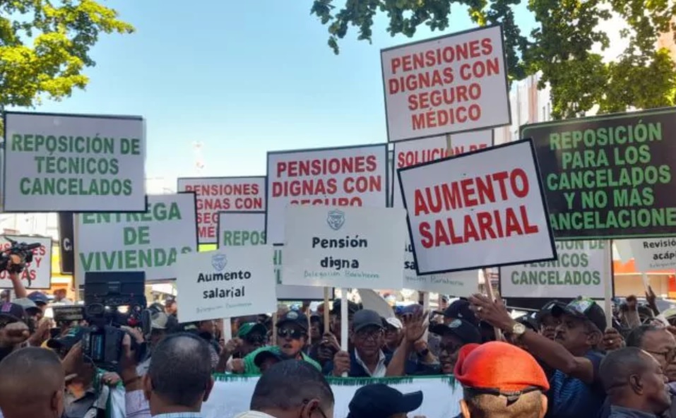 Agrónomos marchan al Palacio en demanda aumento salarial