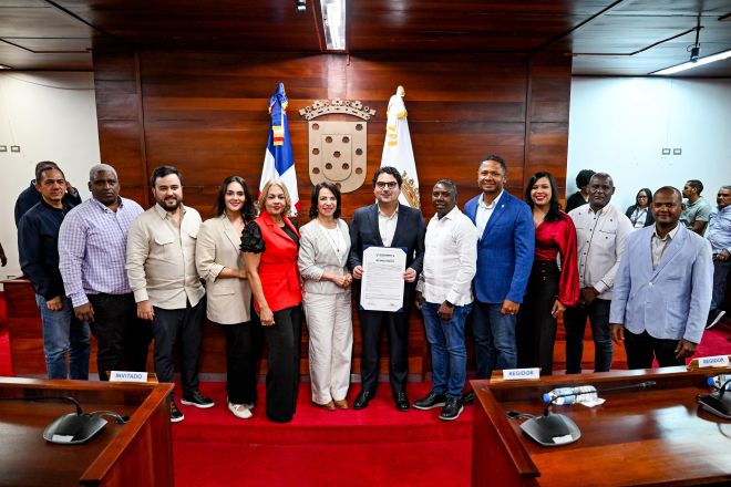 Concejo Santiago declara Hijo Adoptivo a Hostos Rizik Lugo imagen