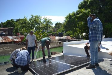 Exigen consulta de reglamento sobre paneles solares en techos