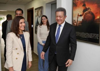Embajadora de EEUU visita al expresidente Leonel Fernández