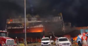 Un fuego afecta tienda L&R  Comercial en Charles de Gaulle