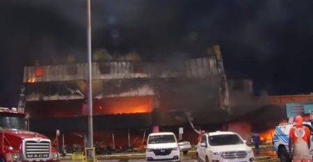 Un fuego afecta tienda L&R Comercial en Charles de Gaulle Un fuego afecta tienda L&R Comercial en Charles de Gaulle