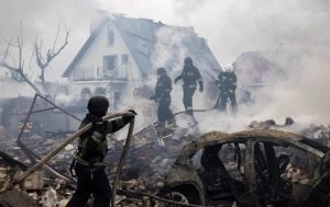 6 muertos, 15 heridos por màs ataques aéreos rusos a  Ucrania